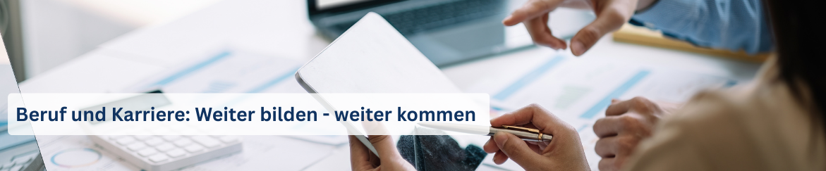 Header Fachbereich Beruf und Karriere: Weiter bilden - weiter kommen mit hinterlegtem Bild von einem Schreibtisch mit Unterlagen